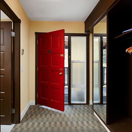 Cozystay Signature Lake Okanagan Resort Kelowna Exterior foto